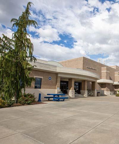 Front entrance to the H Building on 网赌正规真人实体在线平台's Pasco campus